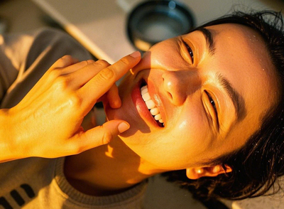 通过刺激脸部穴位,不仅可以延缓衰老、提神醒脑,还能调畅气血,消除脸部水肿 通过刺激脸部穴位,不仅可以延缓衰老、提神醒脑,还能调畅气血,消除脸部水肿